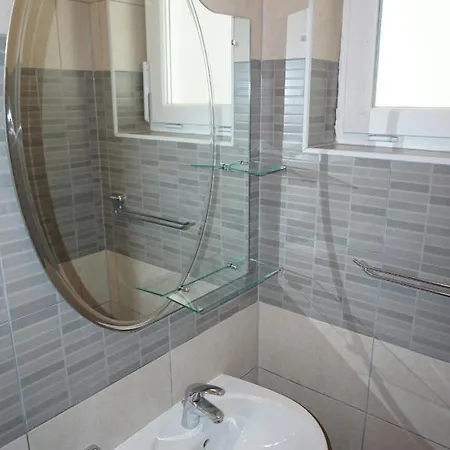 Villa 4 *