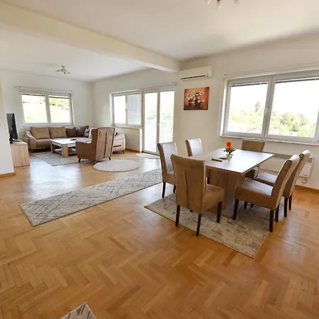 Villa 4 *